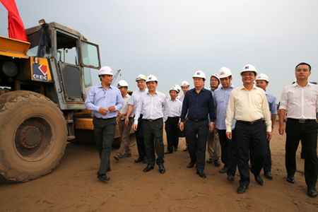 Phó Thủ tướng Trịnh Đình Dũng, Bộ trưởng Bộ GTVT Nguyễn Văn Thể kiểm tra công trường xây dựng tuyến cao tốc Trung Lương-Mỹ Thuận ngày 26/5 vừa qua.