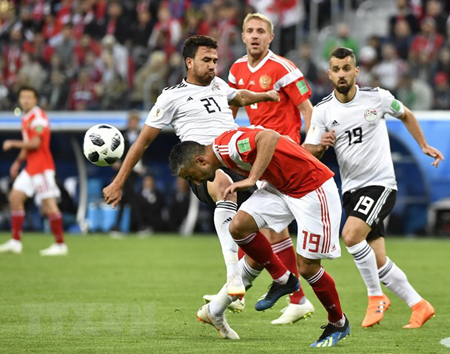 Tình huống tranh chấp bóng bổng quyết liệt trong trận đấu giữa Nga và Ai Cập.