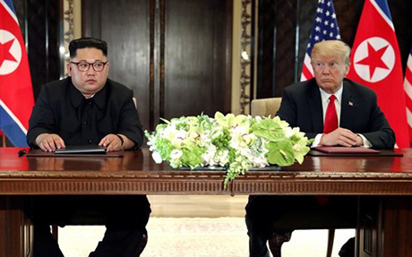 Nhà lãnh đạo Triều Tiên Kim Jong-un và Tổng thống Mỹ Donald Trump ngồi vào bàn ký kết thỏa thuận lịch sử