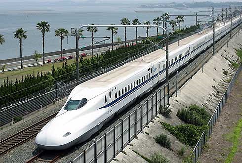 Bộ GTVT sẽ trình Chính phủ xem xét, báo cáo Quốc hội thông qua chủ trương đầu tư tuyến đường sắt cao tốc vào năm 2019. Trong ảnh  là Tàu Shinkansen của Nhật vận hành tốc độ 300 km/h