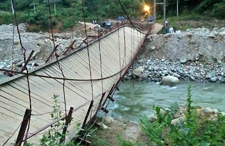 Cầu treo Nậm Đông bị hư hỏng do bão lũ gây ra vào tháng 10 năm 2016, được sửa chữa vào tháng 7/2017 song đã bị đứt cáp, sập vào 0 giờ 5 phút ngày 22/6 vừa qua.