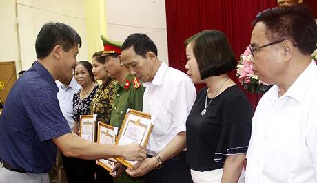 Đồng chí Ngô Hạnh Phúc -  Bí thư Thành ủy trao giấy khen cho 13 tập thể điển hình tiêu biểu trong học tập và làm theo Bác.