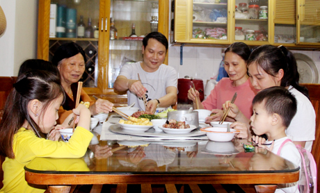Tình yêu gia đình: Dấu ấn tình yêu gia đình truyền thống của người Việt sẽ được tái hiện đầy cảm xúc trong những bức ảnh này. Tình yêu gia đình là điều quan trọng nhất của cuộc đời, hãy cùng bức ảnh này tìm được sự đong đầy và hạnh phúc trong tình yêu gia đình.