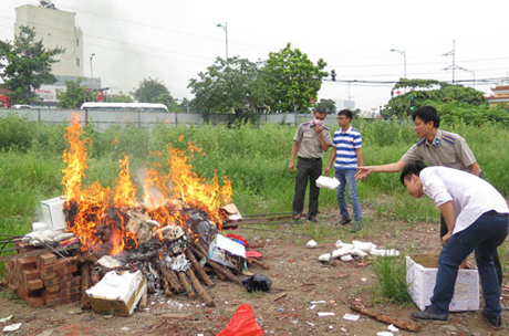 Hàng trăm bánh heroin bị thiêu hủy. Ảnh: V. Thanh.