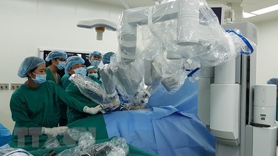 Các bác sĩ thực hiện ca phẫu thuật bằng robot.