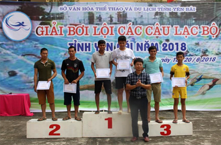 Ban tổ chức trao giải cho các vận động viên có thành tích xuất sắc trong  Giải bơi lội các câu lạc bộ tỉnh Yên Bái năm 2018.