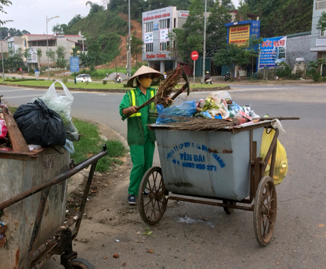 Công nhân Công ty cổ phần Môi trường và Năng lượng Nam Thành thu gom rác thải trên địa bàn thành phố Yên Bái.