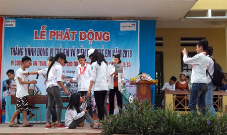 Các em học sinh Trường THCS Phúc Sơn tham gia diễn kịch.