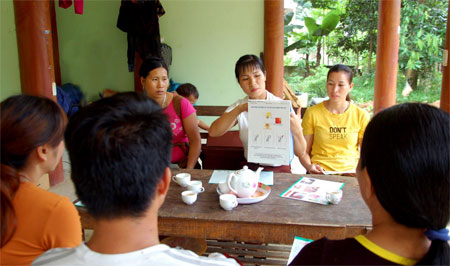 Cán bộ dân số xãQuang Minh, huyện Văn Yên sâu sát cơ sở tuyên truyền vận động người dân thực hiện chính sách dân số, kế hoạch hóa gia đình.