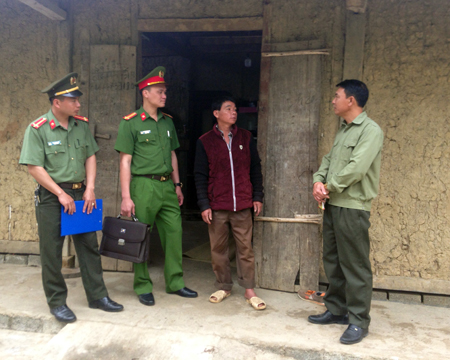 Cán bộ Đội Cảnh sát Quản lý hành chính và phụ trách xã, Công an huyện Văn Chấn tuyên truyền cho người dân không xuất cảnh lao động trái phép.