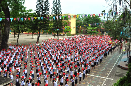 Học sinh Trường Tiểu học Nguyễn Thái Học, thành phố Yên Bái thể dục giữa giờ.
