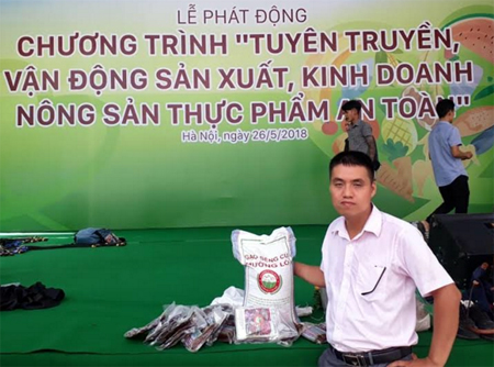 Anh Mậu đi xe máy chở 50 kg gạo Séng cù đến lễ phát động chương trình tuyên truyền vận động sản xuất, kinh doanh nông sản thực phẩm an toàn tại Hà Nội để giới thiệu sản phẩm.
