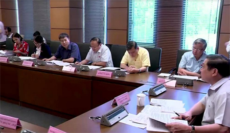 Các đại biểu Quốc hội khóa XIV tỉnh Yên Bái tại phiên thảo luận ở tổ.
