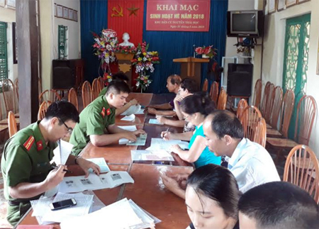 Người dân phường Nguyễn Thái Học cung cấp thông tin cho lực lượng công an.