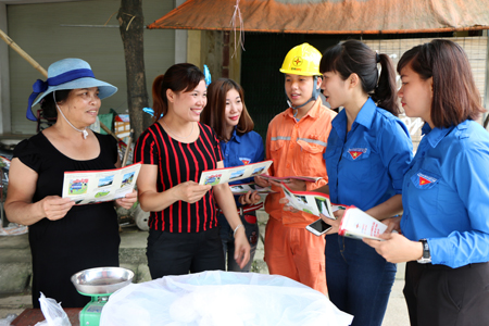 Đoàn viên thanh niên Công ty Điện lực Yên Bái tuyên truyền người dân thực hiện tiết kiệm điện trong mùa hè và giờ cao điểm.