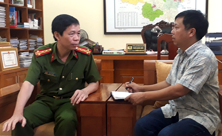 Nhà báo Lê Phiên phỏng vấn đại tá Trần Kim Hải - Phó giám đốc Công an tỉnh.