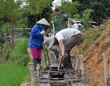 Nhân dân xã Sơn Thịnh, huyện Văn Chấn kiên cố hóa kênh mương nội đồng.