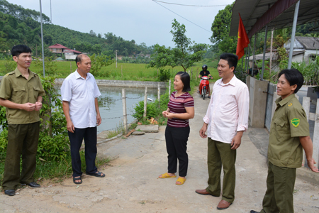 Lãnh đạo Đảng ủy xã Yên Hưng trao đổi với Bí thư Chi bộ Phố Nhoi và người dân trong thôn về việc triển khai đưa Chỉ thị 05 vào cuộc sống.