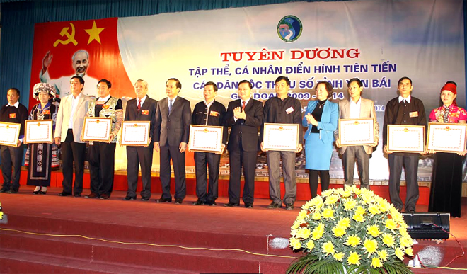 Tuyên dương các tập thể, cá nhân điển hình tiên tiến tại Đại hội đại biểu các DTTS tỉnh Yên Bái lần thứ II - năm 2014.