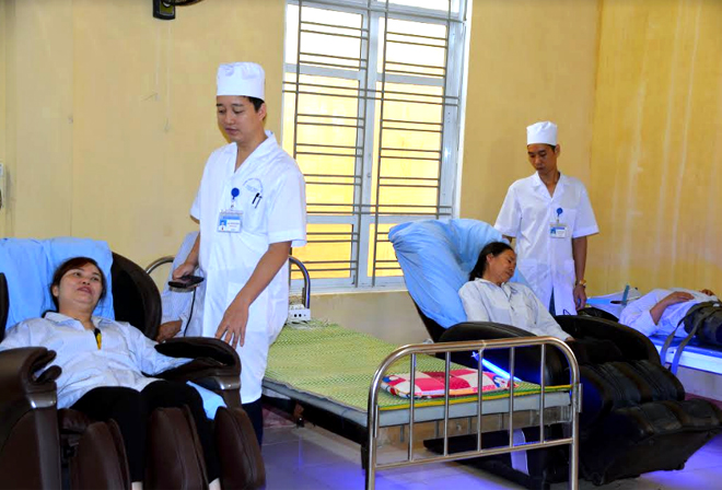 Bác sỹ Trung tâm Y tế huyện Trấn Yên điều trị cho bệnh nhân nội trú.