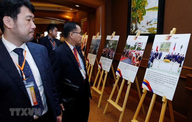 Các đại biểu tham quan Triển lãm ảnh Hợp tác ASEAN - Nhật Bản vì sự thịnh vượng.
