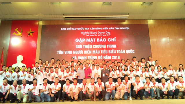 Ban Tổ chức chụp ảnh lưu niệm với 100 người hiến máu tiêu biểu toàn quốc năm 2019 ngày 4/6.