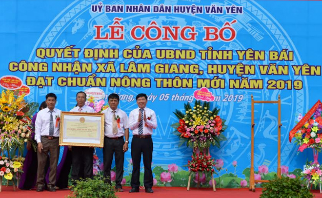 Lãnh đạo Sở Nông nghiệp và Phát triển nông thôn trao Bằng công nhận xã Lâm Giang đạt chuẩn nông thôn mới năm 2019.