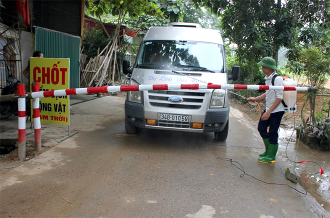 Phun tiêu độc khử trùng các phương tiện giao thông qua chốt kiểm dịch động vật tạm thời tại phường Hợp Minh, thành phố Yên Bái.