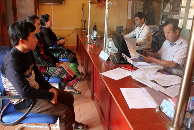 Cán bộ xã Lao Chải, huyện Mù Cang Chải giải quyết TTHC cho người dân.