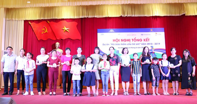 Đại diện lãnh đạo Ban ATGT tỉnh Yên Bái và Quỹ AIP trao Kỷ niệm chương cho 10 trường học tham gia Dự án.