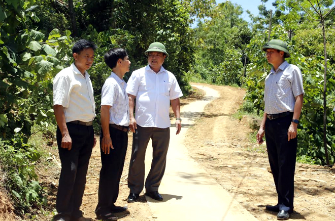 Lãnh đạo huyện Văn Yên trao đổi với cán bộ xã Lang Thíp về xây dựng nông thôn mới.

