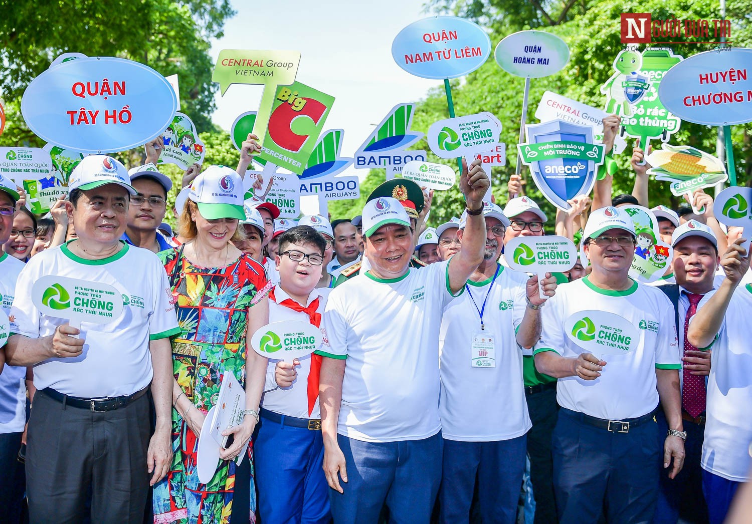Thủ tướng Nguyễn Xuân Phúc cùng các đại biểu và hàng nghìn bạn trẻ Thủ đô tham gia đi bộ kêu gọi cộng đồng hành động chống rác thải nhựa. 
