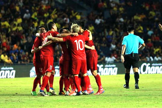 Niềm vui của tuyển Việt Nam sau bàn thắng của Đức Huy.