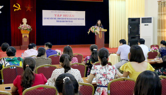 Đồng chí Vũ Thị Hiền Hạnh - Chủ tịch Hội LHPN tỉnh phát biểu khai mạc lớp tập huấn.