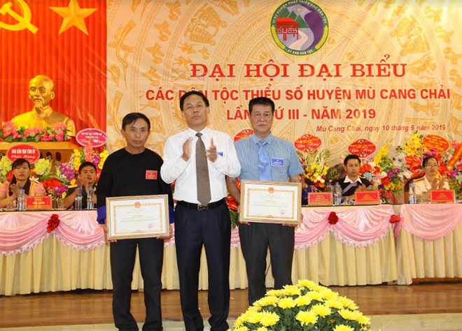 Được sự ủy quyền của Bộ trưởng, Chủ nhiệm Ủy ban Dân tộc đồng chí Nguyễn Văn Khánh - Phó Chủ tịch UBND tỉnh trao bằng khen cho 2 tập thể có thành tích xuất sắc trong công tác dân tộc và thực hiện chính sách dân tộc của Đảng và Nhà nước giai đoạn 2014 – 2019.