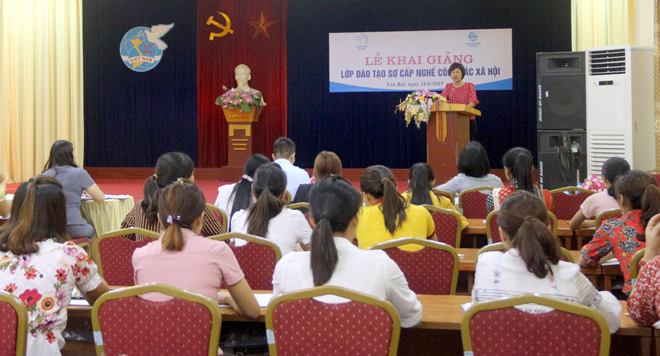 Bà Phạm Thị Thanh Bình - Phó Chủ tịch Thường trực Hội Liên hiệp phụ nữ tỉnh phát biểu khai mạc lớp sơ cấp nghề công tác xã hội cho cán bộ hội phụ nữ cơ sở.