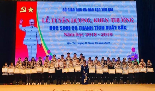 Các đồng chí lãnh đạo Sở GD&ĐT khen thưởng cho các học sinh có thành tích xuất sắc. (Ảnh: Lê Thương)