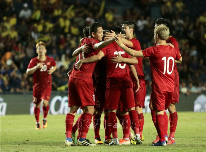 Các tuyển thủ Việt Nam ăn mừng sau bàn thắng của Đức Huy vào lưới đội tuyển Thái Lan ở King's Cup 2019.