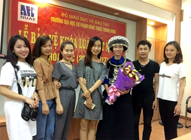 Nữ sinh viên Thào Thanh Dung (thứ ba từ phải sang) tại Lễ bảo vệ Khóa luận tốt nghiệp Trường Đại học Sư phạm Nghệ thuật Trung ương.