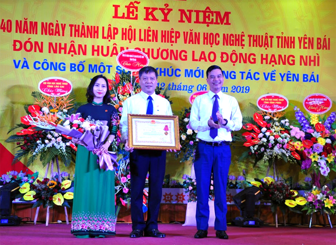Thừa ủy quyền, đồng chí Dương Văn Tiến - Phó Chủ tịch UBND tỉnh trao Huân chương Lao động Hạng Nhì cho Hội Liên hiệp VHNT Yên Bái.