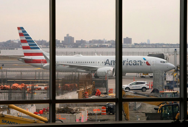 Một chiếc máy bay 737 MAX của American Airlines hạ cánh tại sân bay 
 LaGuardia, New York