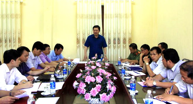 Đồng chí Vương Văn Bằng – Giám đốc Sở Giáo dục và Đào tạo tỉnh phát biểu chỉ đạo tại buổi làm việc với Ban Chỉ đạo Kỳ thi THPT quốc gia năm 2019 huyện Yên Bình.