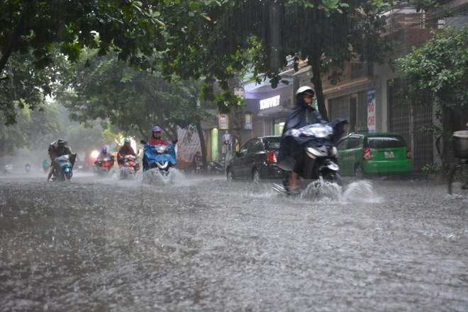 Người dân cần đề phòng mưa to dễ gây ngập úng cục bộ những tuyến đường trong thành phố Yên Bái.