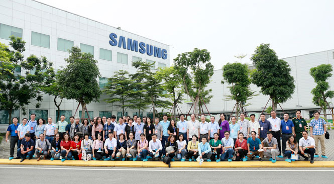 Đại diện Báo Đảng 37 tỉnh trung du, miền núi phía Bắc trong chuyến thăm quan và tìm hiểu về hoạt động sản xuất tại Nhà máy Samsung điện tử Thái Nguyên, thị xã Phổ Yên.