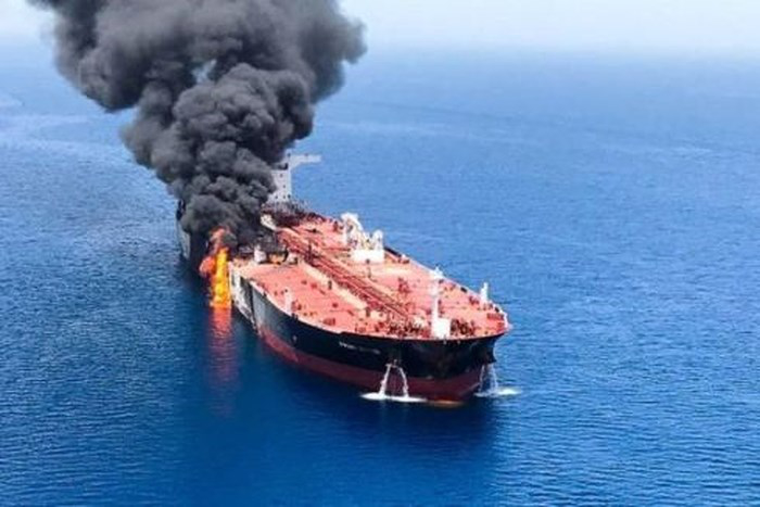 Một trong hai tàu chở dầu bị cháy ở Vịnh Oman, cách bờ biển Iran 14 hải lý.