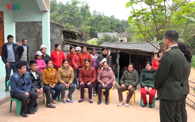 Lực lượng chức năng tỉnh Lạng Sơn tuyên truyền nâng cao nhận thức cho người dân tại xã vùng sâu, vùng xa về phòng chống xâm hại tình dục trẻ em.