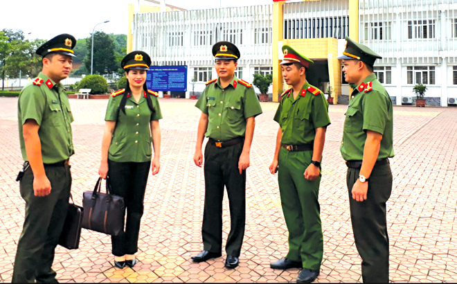 Lực lượng bảo vệ an ninh chính trị nội bộ Công an tỉnh kiểm tra công tác bảo đảm an toàn tại Hội đồng thi THPT Chuyên Nguyễn Tất Thành.
