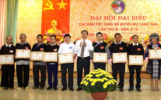 Được sự ủy quyền của Bộ trưởng Chủ nhiệm Ủy ban Dân tộc đồng chí Nguyễn Văn Khánh - Phó Chủ tịch UBND tỉnh trao bằng khen cho 10 cá nhân vì đã có thành tích xuất sắc trong công tác dân tộc và thực hiện chính sách dân tộc của Đảng và Nhà nước giai đoạn 2014 - 2019.