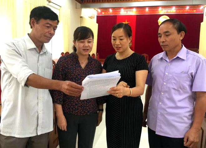 Phó Chủ tịch HĐND tỉnh Hoàng Thị Thanh Bình trao đổi với lãnh đạo các ban của HĐND tỉnh về thẩm tra các đề án, tờ trình trình Kỳ họp thứ 13.