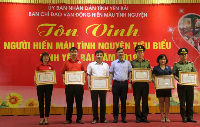 Đồng chí Dương Văn Tiến – Phó Chủ tịch UBND tỉnh tặng bằng khen cho các tập thể có nhiều đóng góp trong công tác tuyên truyền, vận động hiến máu và tham gia HMTN.